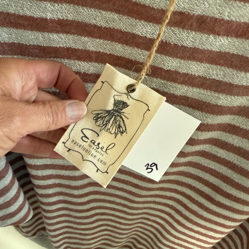 Peak-a-boo shoulder short sleeve sweater - Picture 6 of 6